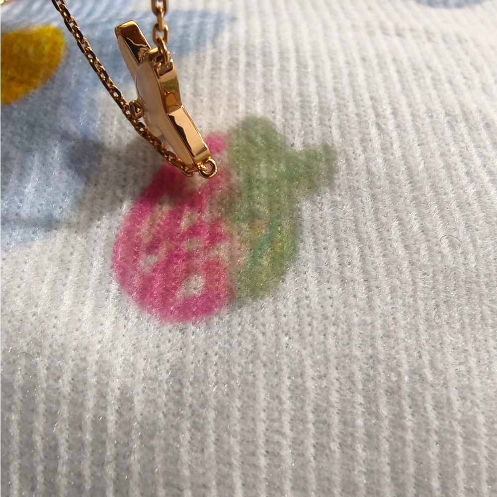 Chaumet Mother-of-Pearl Clover Necklace in Gold - Picture 5 of 11